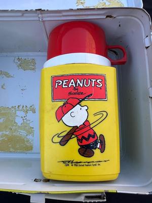 VINTAGE “PEANUTS” METAL LUNCH BOX WITH PLASTIC THERMOS BOTTLE