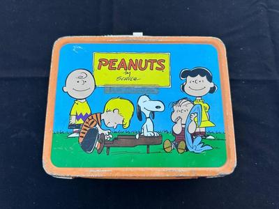 VINTAGE “PEANUTS” METAL LUNCH BOX WITH PLASTIC THERMOS BOTTLE