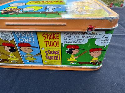 VINTAGE “PEANUTS” METAL LUNCH BOX WITH PLASTIC THERMOS BOTTLE