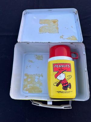 VINTAGE “PEANUTS” METAL LUNCH BOX WITH PLASTIC THERMOS BOTTLE