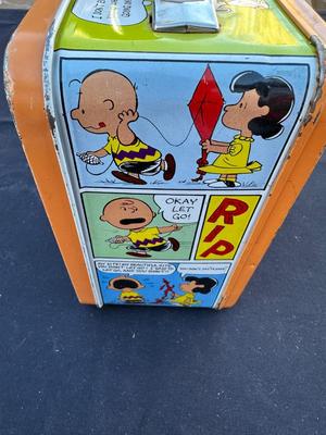 VINTAGE “PEANUTS” METAL LUNCH BOX WITH PLASTIC THERMOS BOTTLE