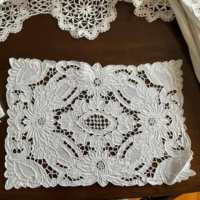M441 Vintage Hand-Crocheted Cotton Table Cloth & Place Mat Lot