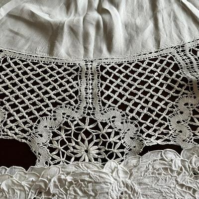 M441 Vintage Hand-Crocheted Cotton Table Cloth & Place Mat Lot