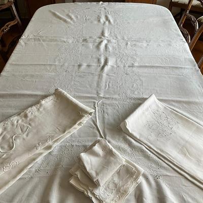 M442 Vintage Linen & Cotton Table Cloth Lot