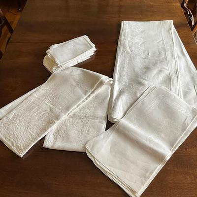 M443 Damask Linen Table Cloth With Napkins Lot