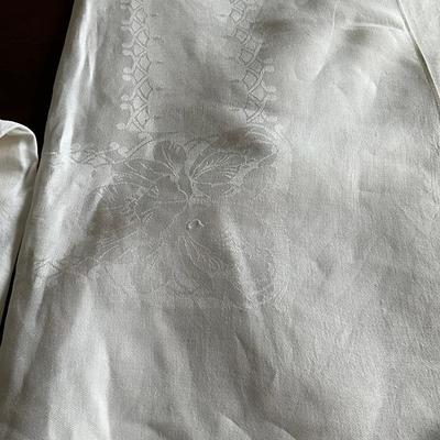 M443 Damask Linen Table Cloth With Napkins Lot