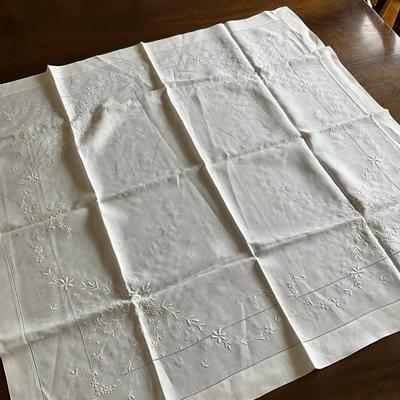 M444 Round Table Cloths & Napkin Lot