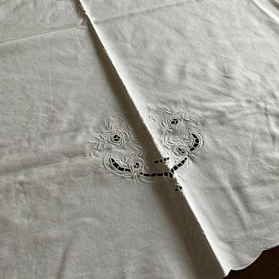 M444 Round Table Cloths & Napkin Lot