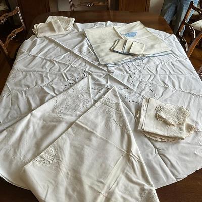 M444 Round Table Cloths & Napkin Lot