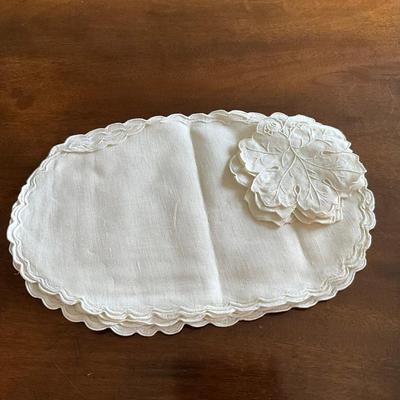 M444 Round Table Cloths & Napkin Lot