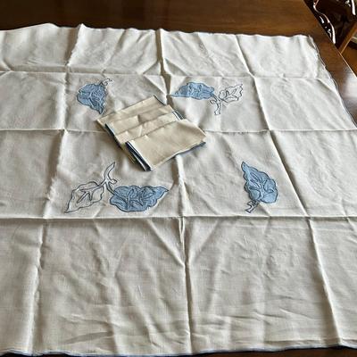 M444 Round Table Cloths & Napkin Lot