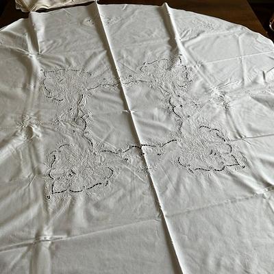 M444 Round Table Cloths & Napkin Lot