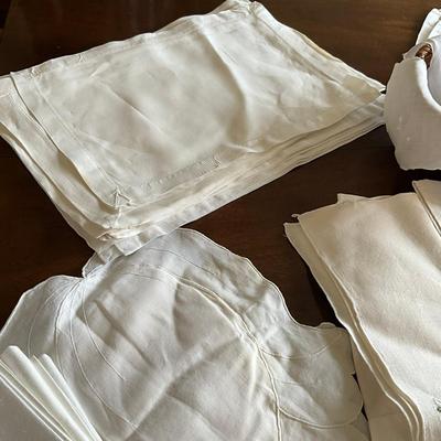 M446 Large Set Of Vintage Cotton & Linen Napkins And Place Mats