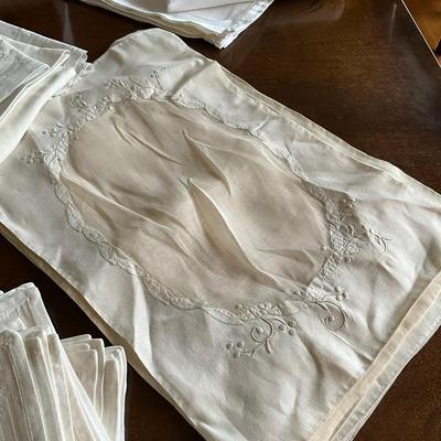 M446 Large Set Of Vintage Cotton & Linen Napkins And Place Mats