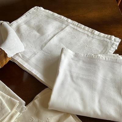 M446 Large Set Of Vintage Cotton & Linen Napkins And Place Mats