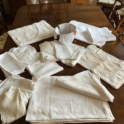 M446 Large Set Of Vintage Cotton & Linen Napkins And Place Mats