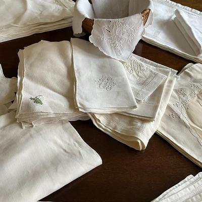 M446 Large Set Of Vintage Cotton & Linen Napkins And Place Mats