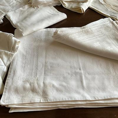 M446 Large Set Of Vintage Cotton & Linen Napkins And Place Mats