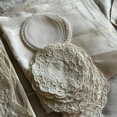 M447 Lot Of Linen & Cotton Vintage Table Cloths, Place Mats And Towels