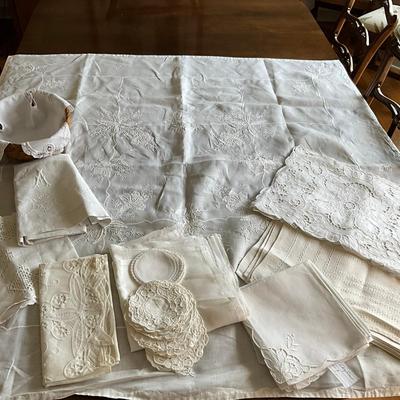 M447 Lot Of Linen & Cotton Vintage Table Cloths, Place Mats And Towels