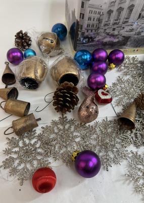 Sale Photo Thumbnail #246: Tin with Rome artwork and sculpture images, ornaments, and more.  See photos for what's included.