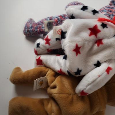 LOT 194: Living Aquarium in Box, Vintage Austin Powers Doll, Rubiks Cube & Beanie Babies