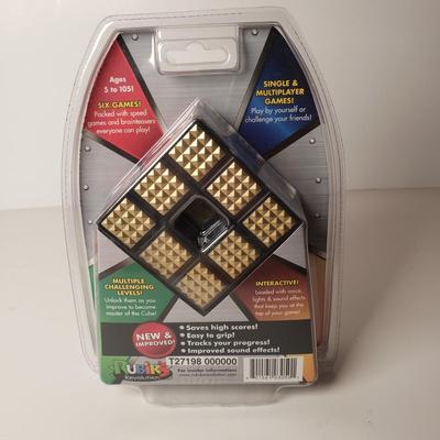 LOT 194: Living Aquarium in Box, Vintage Austin Powers Doll, Rubiks Cube & Beanie Babies