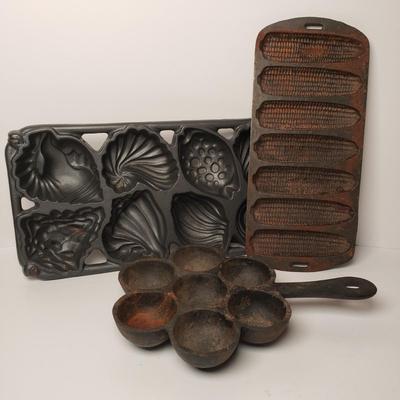 LOT 205: Vintage John Wright Sea Shell Pan, Cast Iron Cornbread Mold & Aebleskiver Pan
