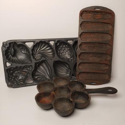 LOT 205: Vintage John Wright Sea Shell Pan, Cast Iron Cornbread Mold & Aebleskiver Pan