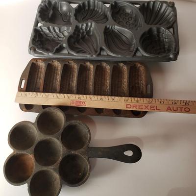 LOT 205: Vintage John Wright Sea Shell Pan, Cast Iron Cornbread Mold & Aebleskiver Pan