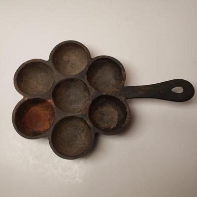 LOT 205: Vintage John Wright Sea Shell Pan, Cast Iron Cornbread Mold & Aebleskiver Pan