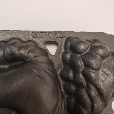 LOT 205: Vintage John Wright Sea Shell Pan, Cast Iron Cornbread Mold & Aebleskiver Pan