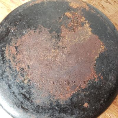 LOT 213: Vintage Griswold Chicken Fryer/Dutch Oven No 8 & Wagner Cast Iron Pans