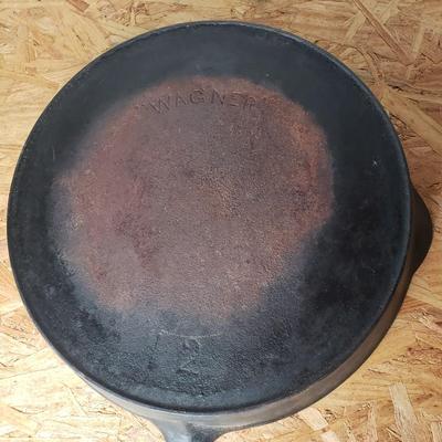 LOT 213: Vintage Griswold Chicken Fryer/Dutch Oven No 8 & Wagner Cast Iron Pans