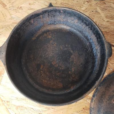 LOT 213: Vintage Griswold Chicken Fryer/Dutch Oven No 8 & Wagner Cast Iron Pans