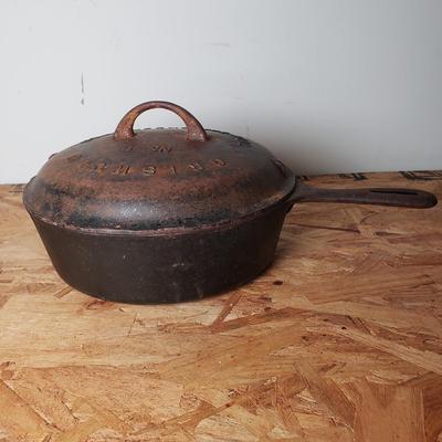 LOT 213: Vintage Griswold Chicken Fryer/Dutch Oven No 8 & Wagner Cast Iron Pans