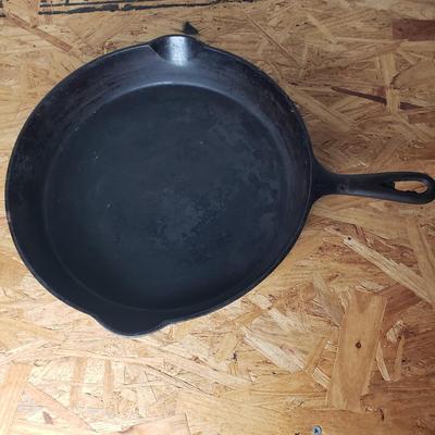 LOT 213: Vintage Griswold Chicken Fryer/Dutch Oven No 8 & Wagner Cast Iron Pans