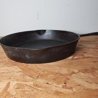 LOT 213: Vintage Griswold Chicken Fryer/Dutch Oven No 8 & Wagner Cast Iron Pans