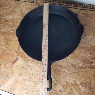 LOT 213: Vintage Griswold Chicken Fryer/Dutch Oven No 8 & Wagner Cast Iron Pans