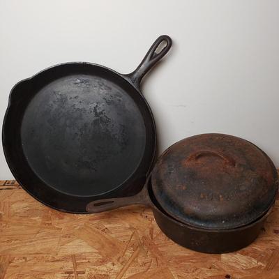 LOT 213: Vintage Griswold Chicken Fryer/Dutch Oven No 8 & Wagner Cast Iron Pans