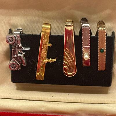 LOT 42: Vintage Men's Jewelry Lot - Tie Clips, Cuff Links, Pins - in Case