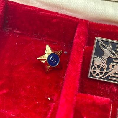 LOT 42: Vintage Men's Jewelry Lot - Tie Clips, Cuff Links, Pins - in Case