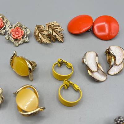 LOT 57: Beautiful Vintage Clip On Earrings - Crown Trifari and More