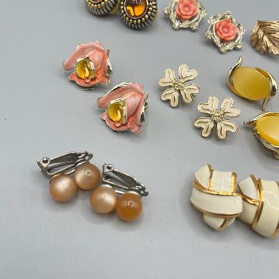LOT 57: Beautiful Vintage Clip On Earrings - Crown Trifari and More