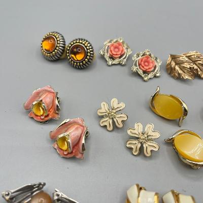LOT 57: Beautiful Vintage Clip On Earrings - Crown Trifari and More