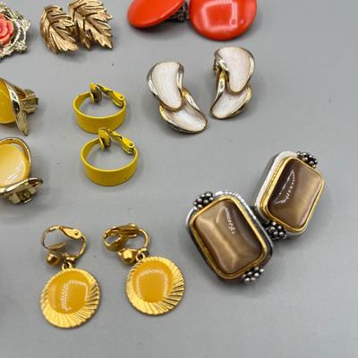 LOT 57: Beautiful Vintage Clip On Earrings - Crown Trifari and More