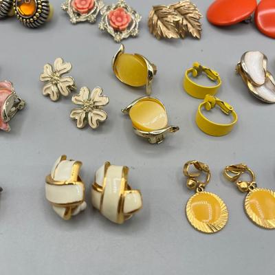 LOT 57: Beautiful Vintage Clip On Earrings - Crown Trifari and More