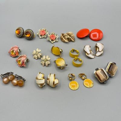 LOT 57: Beautiful Vintage Clip On Earrings - Crown Trifari and More