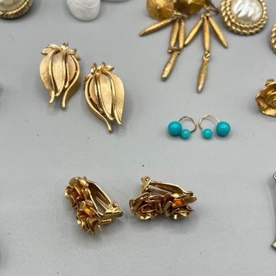 LOT 58: Unique Vintage Gold Tone Clip On Earrings - Crown Trifari and More