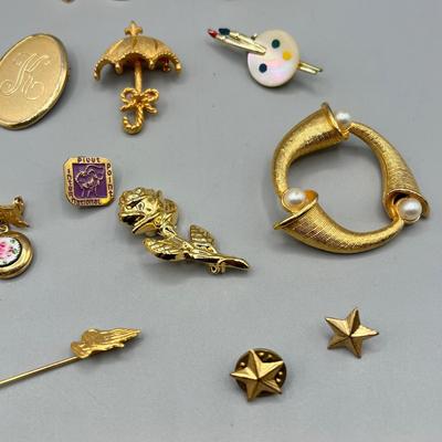 LOT 70: Vintage Gold Toned Pin/Brooch Collection